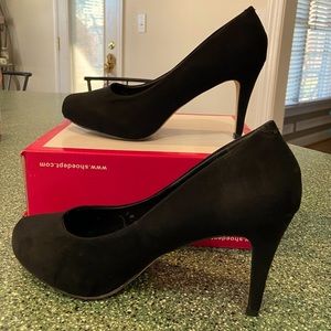 👠 Madden Girl black suede pumps.